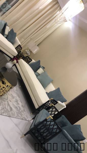 يوجد لدي اثاث منزلي نظيف للبيع وهي كالتالي :-1- كنبه عدد 4 قطع نظيفه جدا و
