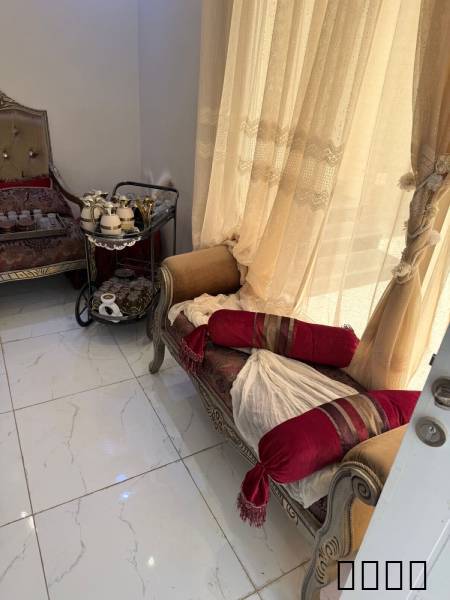 السلام عليكم موجود كنب كلاسيكي نظيف مكون من ٩ قطع و ٥ طاولات