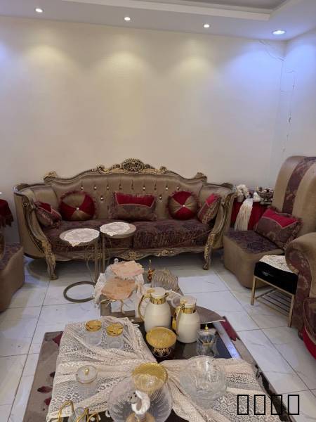 السلام عليكم موجود كنب كلاسيكي نظيف مكون من ٩ قطع و ٥ طاولات