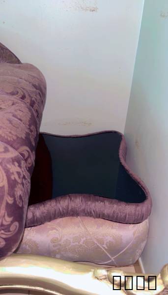 طقم كنب تفصيل مرة نظيف وخالي من العيوبثلاث ثلاثيات كباركرسيين مفردينطاولات