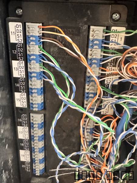ELECTRICIAN  كهربائي