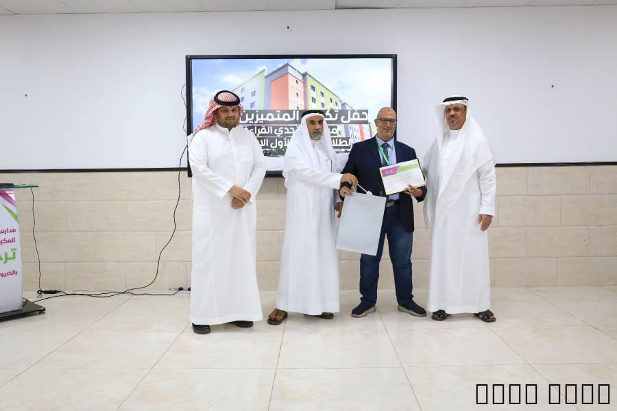 معلم  مصري في بكبرى المدارس الاهلية في مكةللمرحلة الابتدائية  لجميع المواد